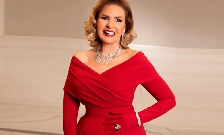 الفنانة يسرا