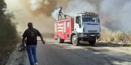 فرق الإطفاء وحوامات الجيش تعمل على إطفاء حريق نشب في بلدة حب نمرة بحمص