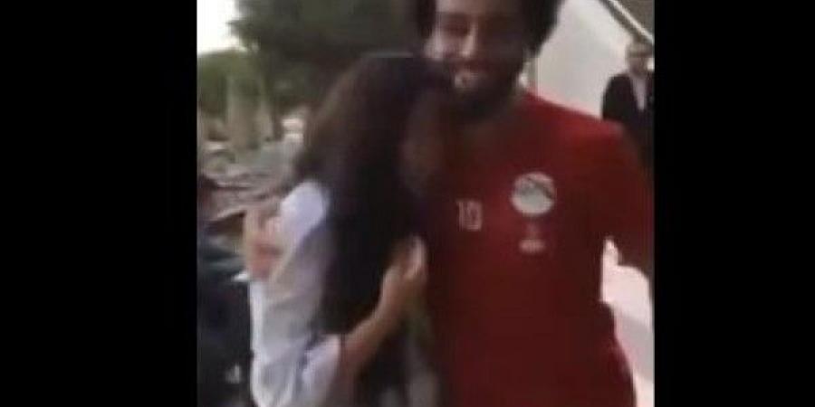 بالفيديو .. محمد صلاح يحتضن معجبة بعد ان بكت لرؤيته - جريدة مانشيت