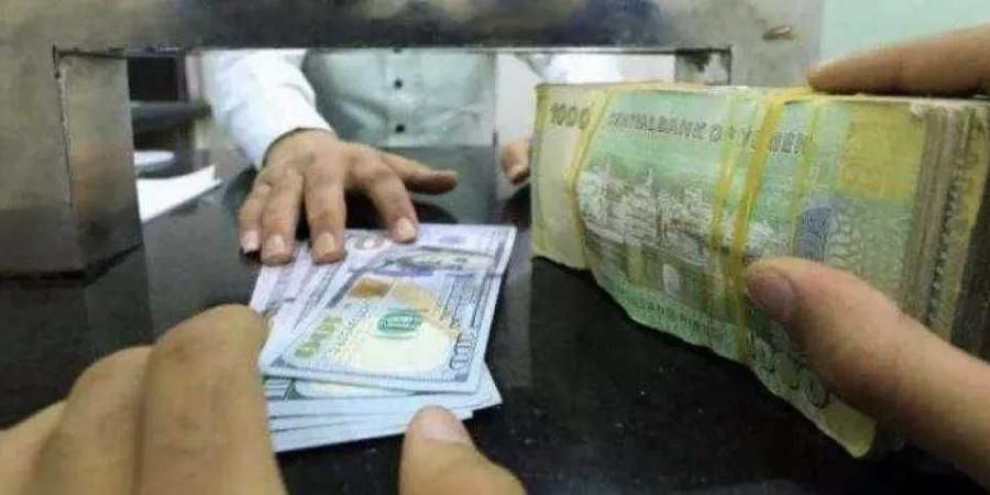 انهيار كارثي للريال اليمني في عدن .. الدولار يتجاوز حاجز 2000 ريال