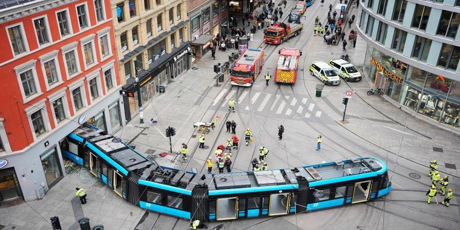 في حادث نادر جداً.. ترام يخرج عن مساره ويصطدم بمتجر بأوسلو - جريدة مانشيت