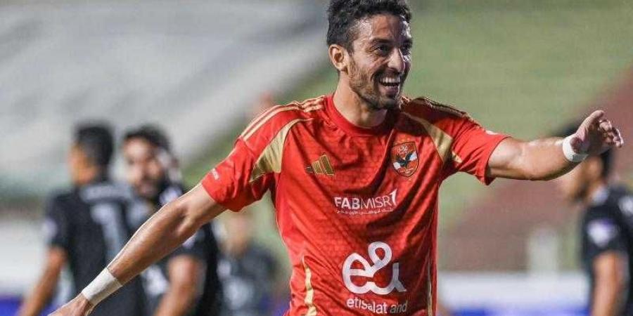 طاهر محمد طاهر يُتوج بجائزة رجل مباراة الأهلي وزد في الدوري المصري